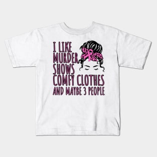 I Like Murder Shows Comfy Clothes And maybe 3 People Kids T-Shirt